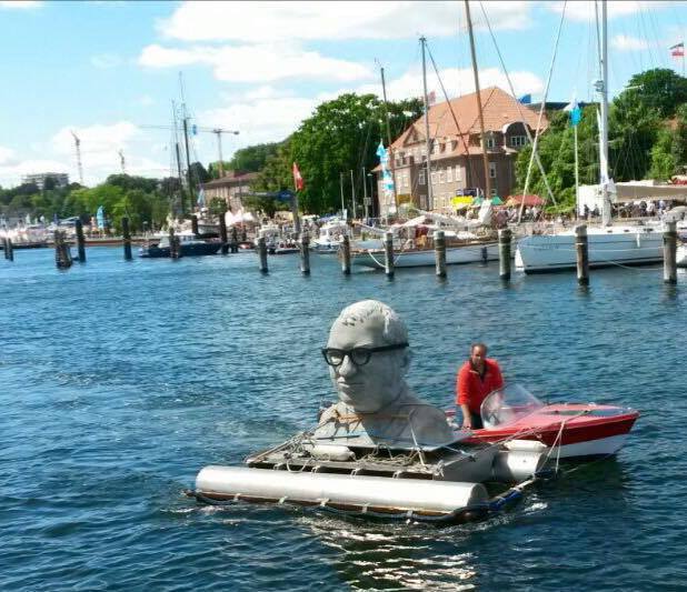 Betonkopf auf einem Boot