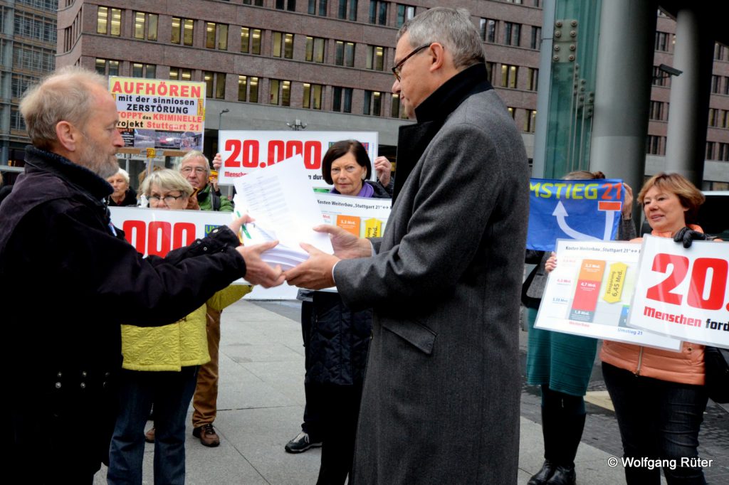 Aktionsbündnissprecher Eisenhart von Leoper überreicht über 20000 Unterschriften aus der Petition für Umstieg 21