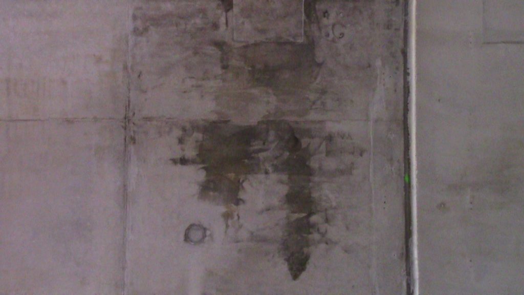 Weitere Verfärbung in der Tunnelwand